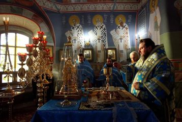 10 декабря. Божественная литургия в Знаменском храме города Бор (фото Бориса Поварова)