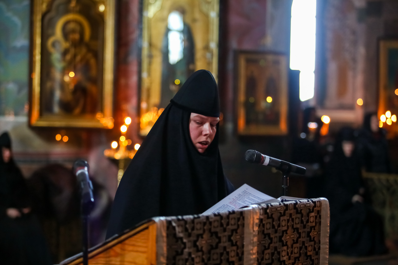 Утренняя служба монастыре. Утреннее богослужение. Главное Христианское богослужение. Утренняя служба.