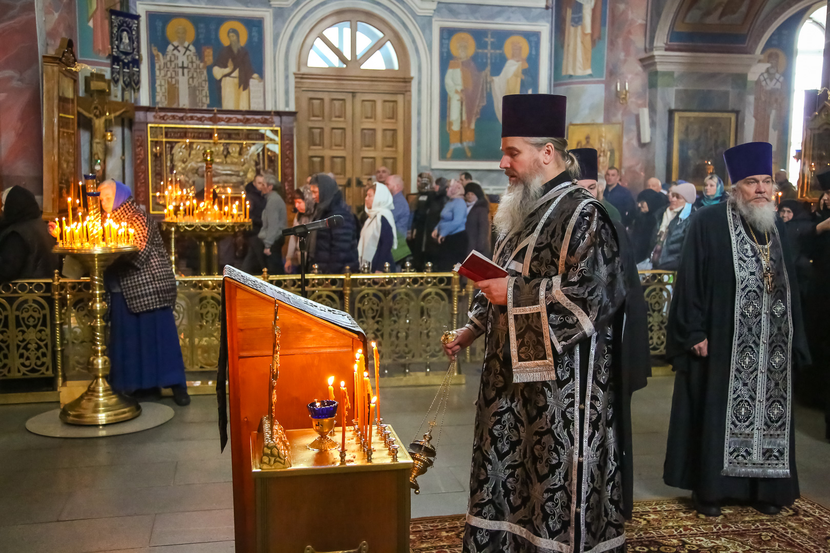 Служба в церкви. Утреня богослужение. Игумения Орского монастыря. Дивеево монахини.