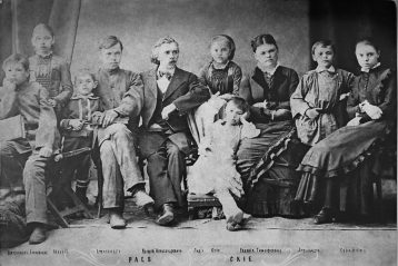 Валерий Александрович Раевский с супругой и детьми