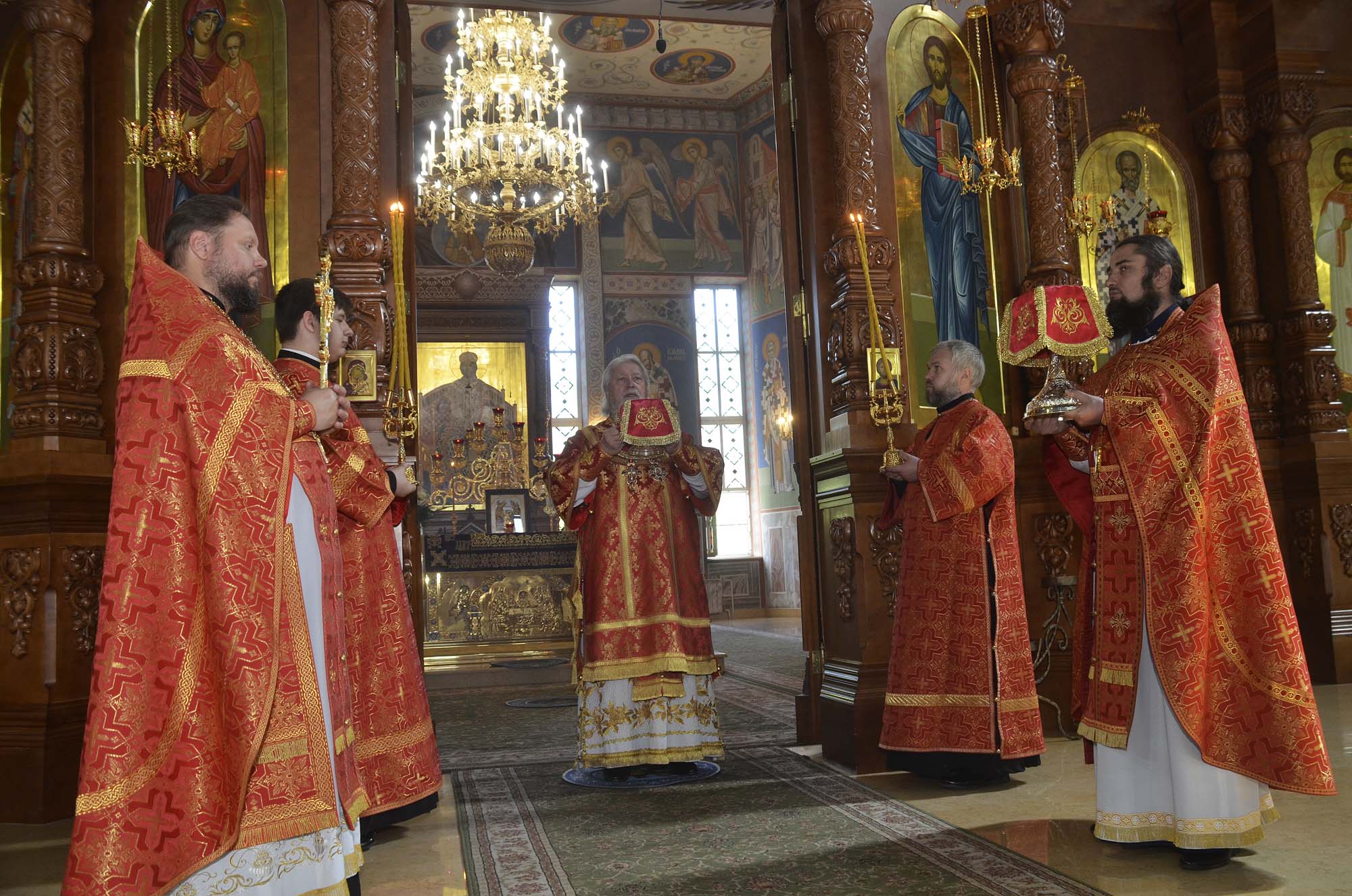 Епископы новгорода. Епископ Илия в храме Владимирской Оранской иконы. Никольский собор Нижний Новгород. Нижний Новгород батюшка. Епископ Балахнинский Илия совершил богослужение в Кстово.