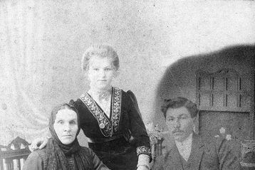 Родители будущего владыки Николай Ильич, Варвара Ивановна и бабушка Мария Евдокимовна