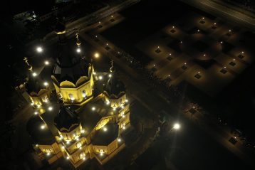 2 мая. Крестный ход вокруг Александро-Невского кафедрального собора в Пасхальную ночь (фото Александра Фролова)