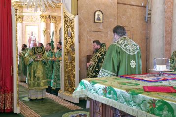 21 июня. Божественная литургия в Староярмарочном соборе Нижнего Новгорода (фото Алексея Козориза)