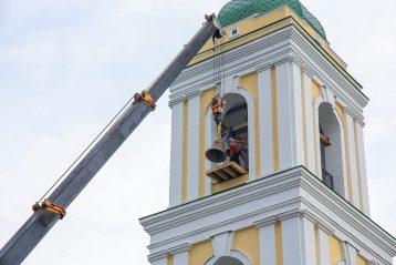 28 июня. Подъем колоколов на колокольню Спасо-Преображенского храма Канавинского благочиния (фото Александра Чурбанова)