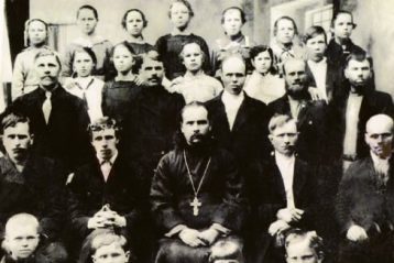 Священномученик Валент Никольский (в центре)