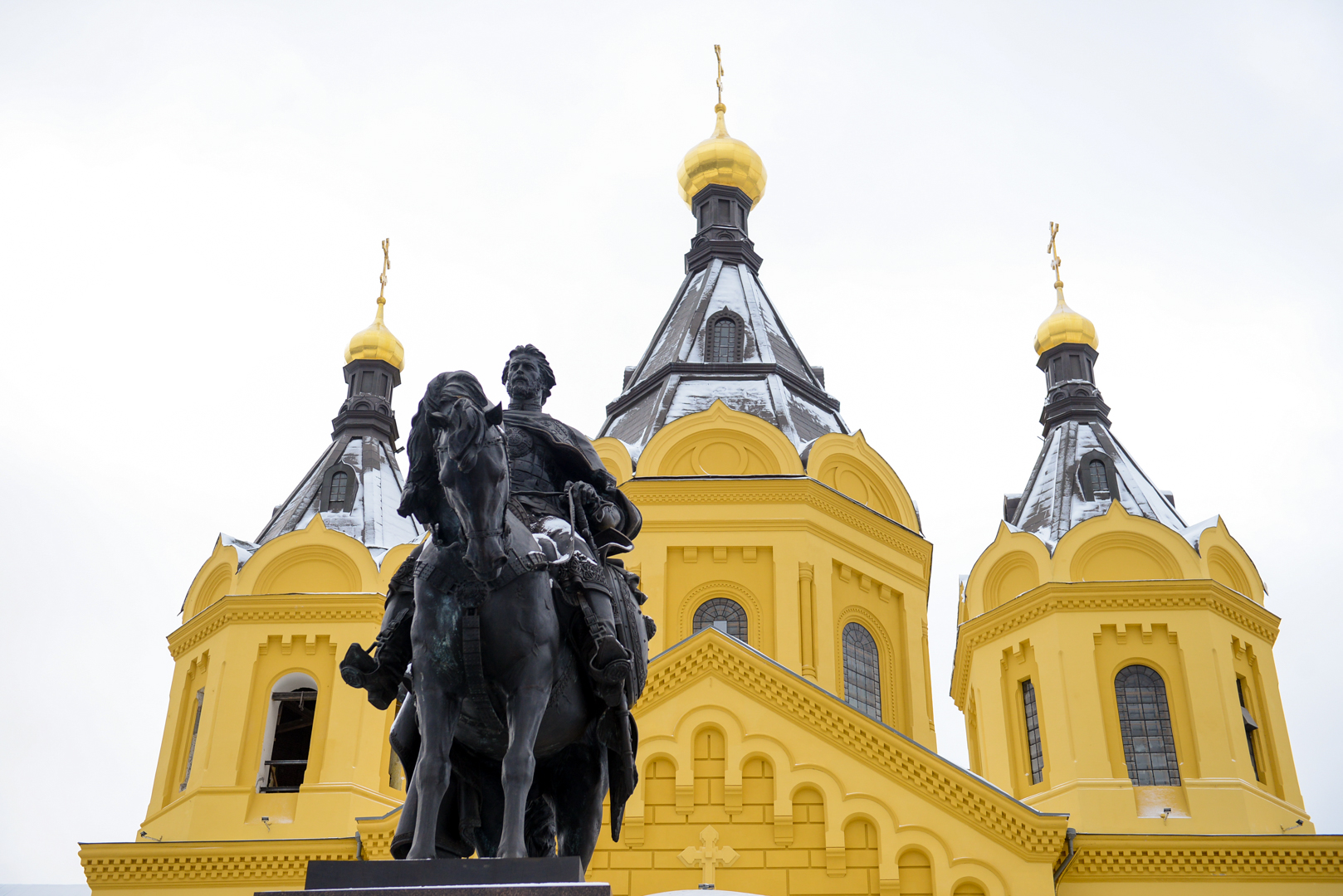 Александро невская нижний новгород. Памятник Александру Невскому в Нижнем Новгороде. Памятник Александру Невскому в Нижнем Новгороде у собора.