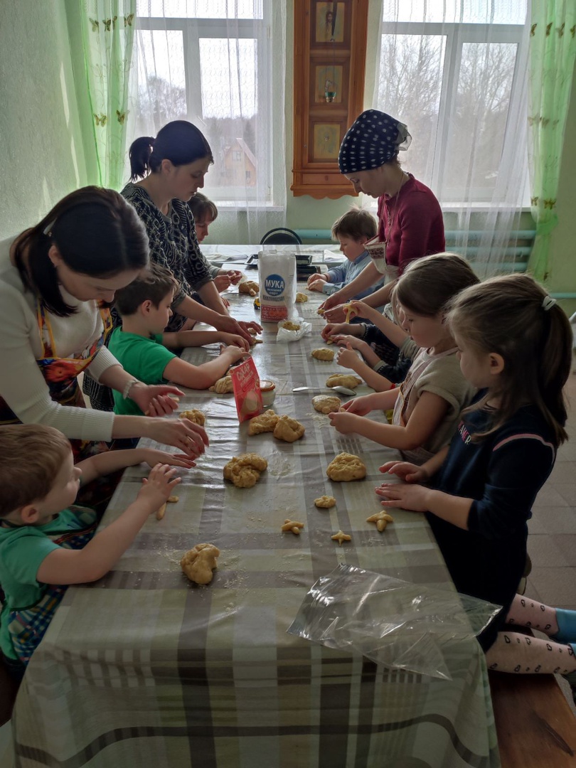 Православные молодые семьи Богородска испекли постное печенье «лесенки» в  память о преподобном Иоанне Лествичнике - Нижегородская  МитрополияНижегородская Митрополия