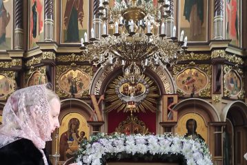 Третье место.Птицына Е.П. Мама украшает святыню. Выксунская епархия.