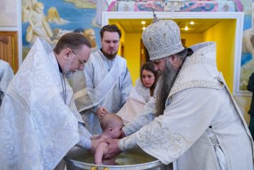 23 апреля. Таинство крещения в Спасском Староярмарочном соборе Нижнего Новгорода (фото Александра Чурбанова)