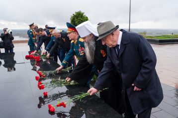 9 мая. Возложение цветов к Вечному огню (фото сайта правительства Нижегородской области)