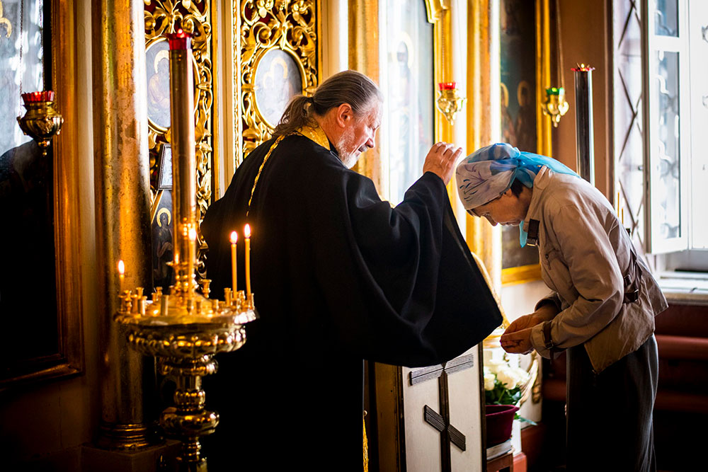 Можно ли женщине без платка зайти в православный храм?