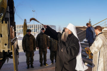 6 января. Митрополит Георгий отправляет подарки на Донбасс (фото Александра Чурбанова)