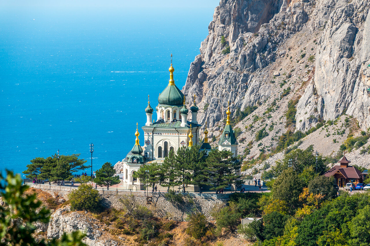 Храм крымское. Форосский храм, Ялта. Церковь Воскресения Христова в Форосе. Воскресенская Церковь (Форос). Форосская Церковь Вознесения Христова.