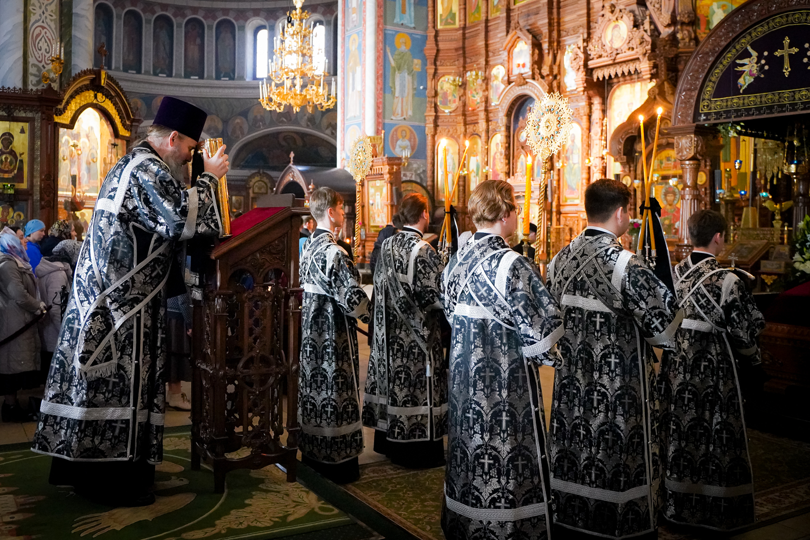 плащаница на пасху в храме