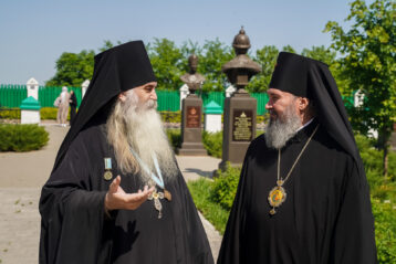 25 мая. Архимандрит Тихон (Затекин) и архиепископ Юстиниан в Вознесенском Печерском монастыре (фото Александра Чурбанова)