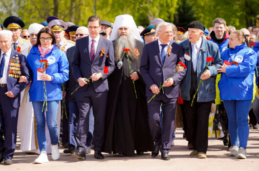 9 мая. Возложение цветов к Вечному огню в кремле (фото Глеба Пушменкова)