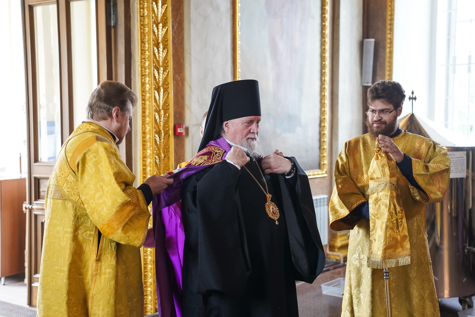 Должность епископа первоначально кресло в церкви для епископа
