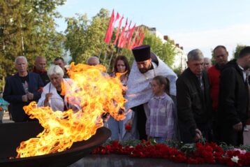 22 мая. У мемориала Вечный огонь в городе Химиков (фото благочиния)