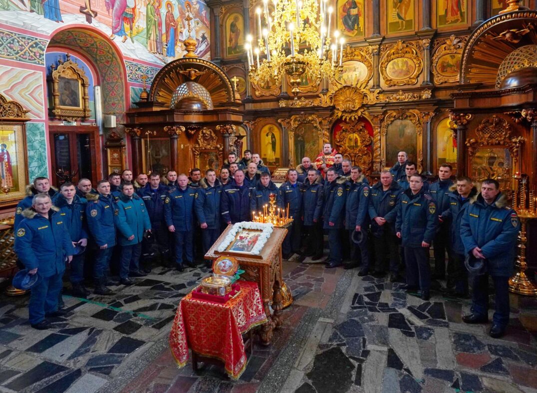 В Павлове сотрудники МЧС поклонились мощам святого Георгия Победоносца - Нижегородская МитрополияНижегородская Митрополия