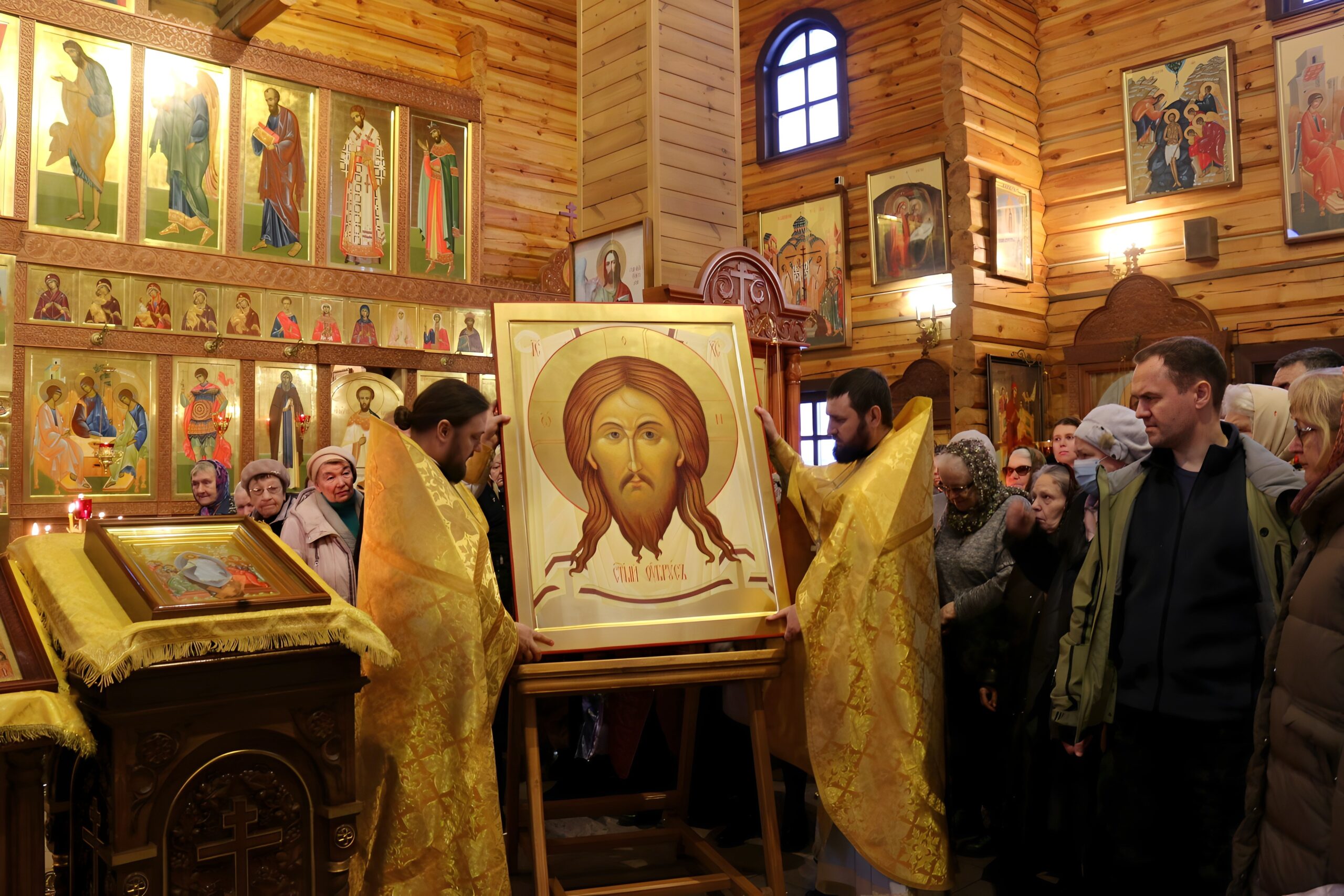 В храме во имя Пресвятой Троицы Автозаводского благочиния освятили новые  иконы - Нижегородская МитрополияНижегородская Митрополия