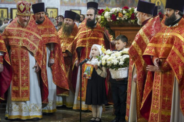 7 мая. По окончании литургии в Никольском соборе Автозаводского благочиния (фото Александра Чурбанова)